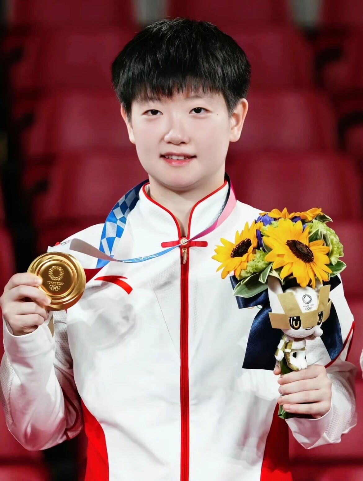 孙颖莎可爱到蓬出屏幕 赛场之上，孙颖莎以坚韧挥拍，每一分都诠释着不屈的信念；生活