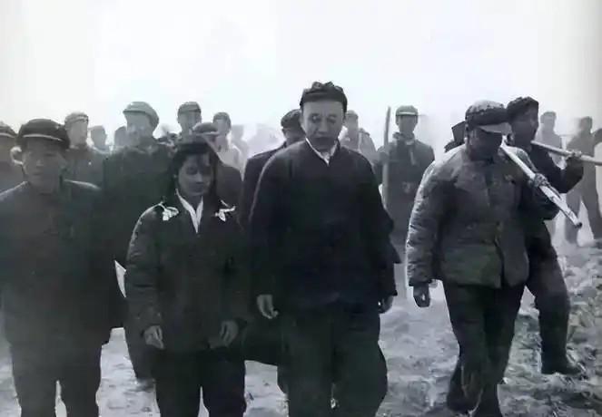 1950年新疆骑兵师突然反水，王震不派大军镇压，直言：你的部队你自己平。
195