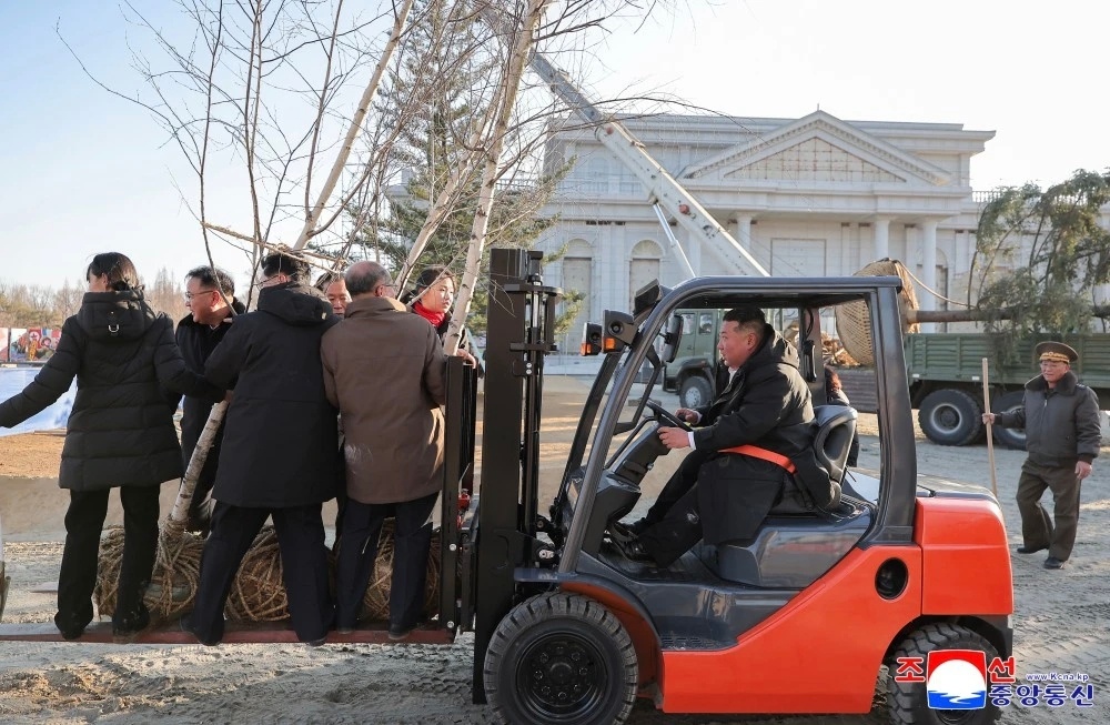 小时候暑假最开心的事情之一，是坐着我爹的叉车在厂里开，不运东西就转一圈就挺开心的