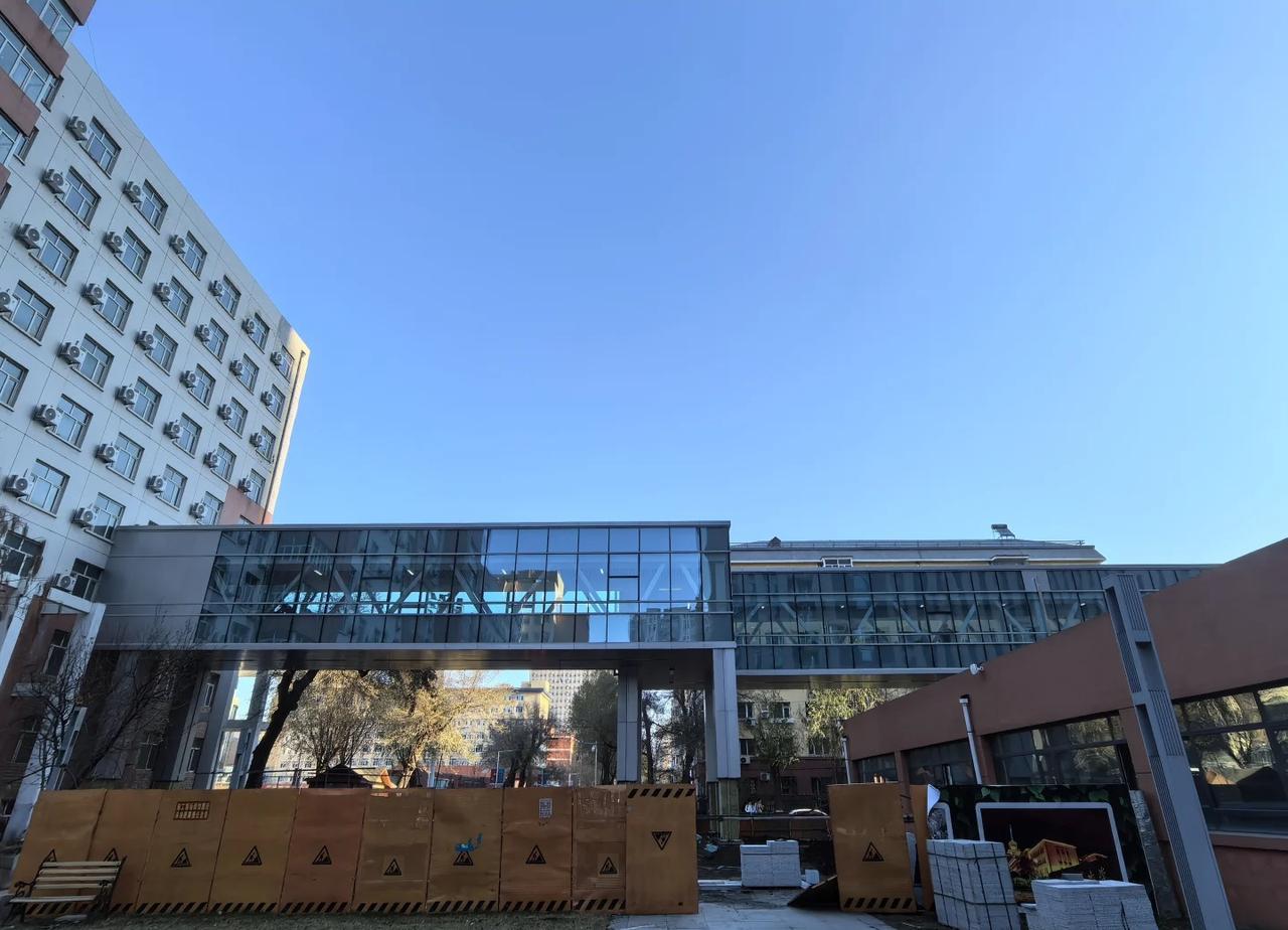 哈工大新暖廊快要建成了
我的大学校园 我们的校园 校园环境建设 镜头下的校园 没