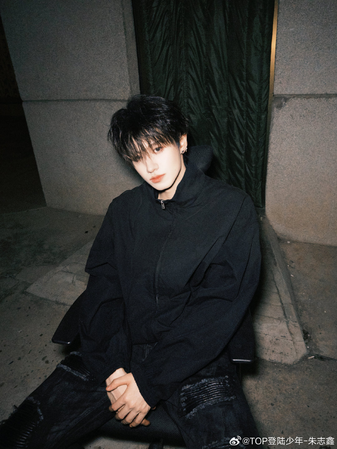朱志鑫奢牌都爱的一张脸不得不说朱志鑫的脸太有时尚感了，少年感和贵气感兼具，穿奢牌