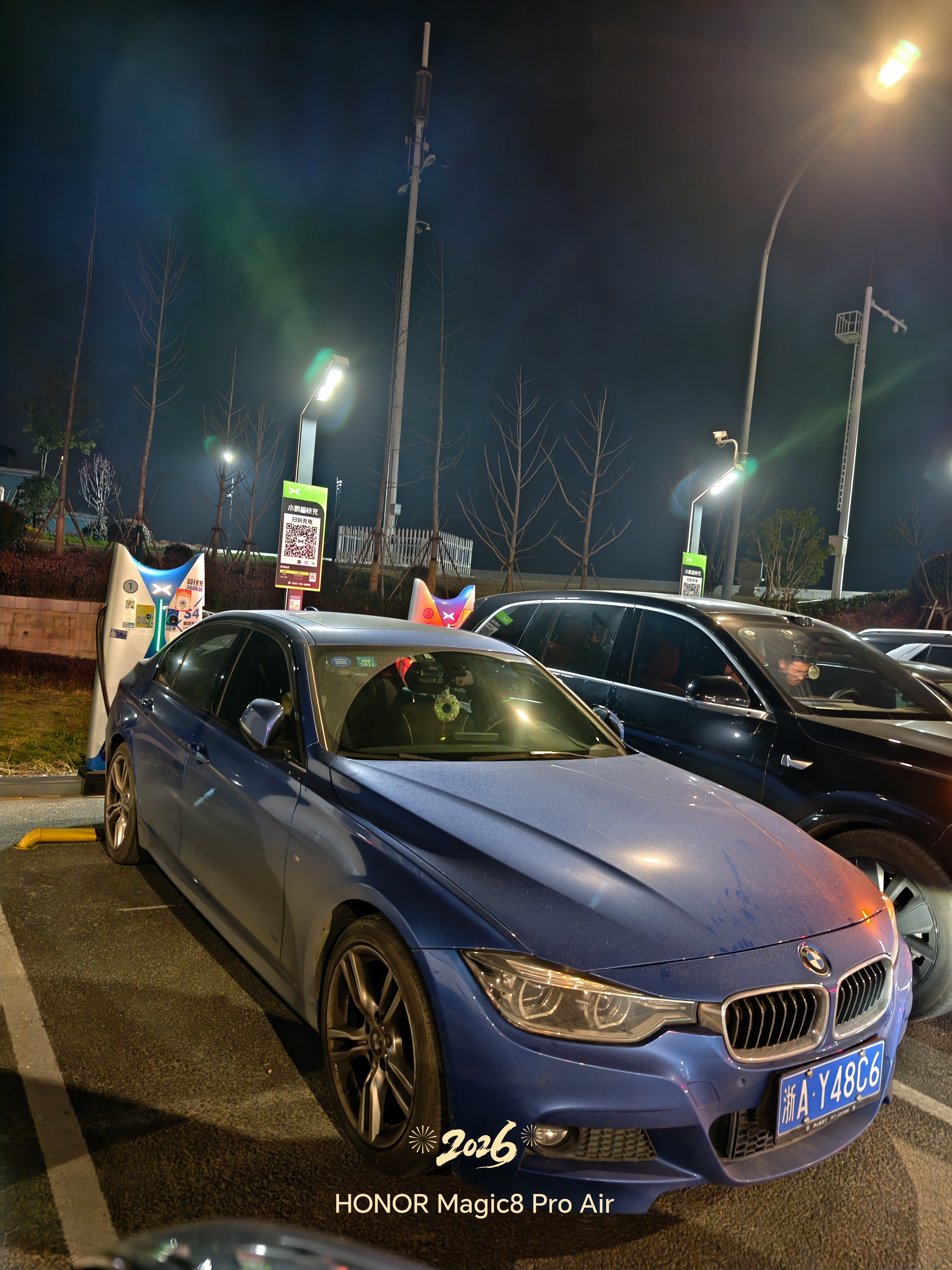 这种宝马车主是真没素质 福特，大众车主也没素质小鹏超充站也该骂，有地锁为什么不升