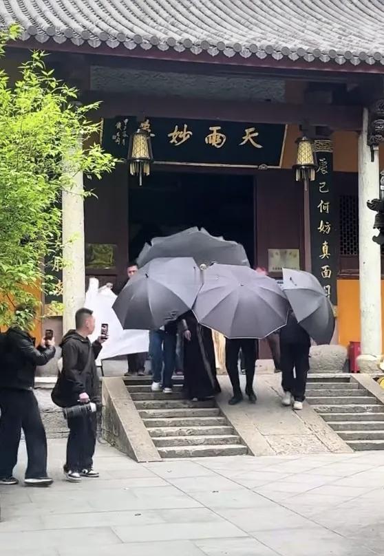 檀健次、李梦、卢昱晓新剧《何不同舟渡》本周起在绍兴新昌大佛寺拍摄。2026年1月