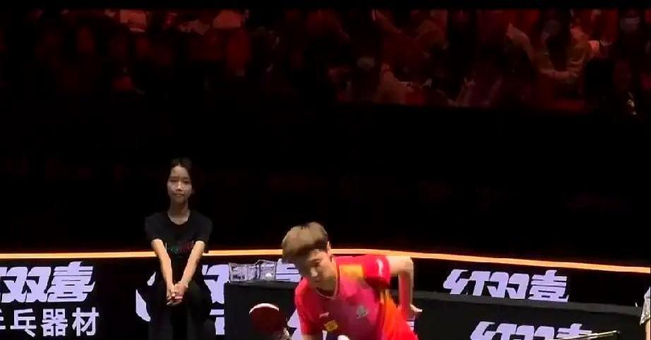 王曼昱的狠，全藏在叠成豆腐块的毛巾里。

她对发球这事儿超级较真儿，因为乒联对遮