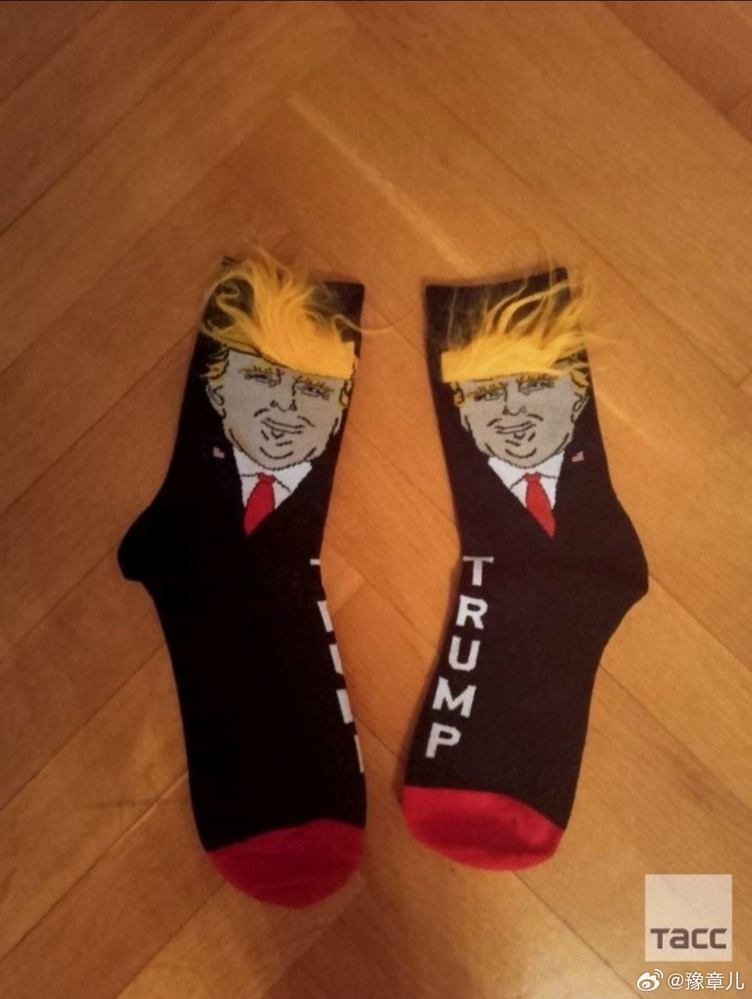 俄罗斯杜马议员从美国回来,带来了礼物 - 带有特朗普形象的袜子和明信片。美国众议