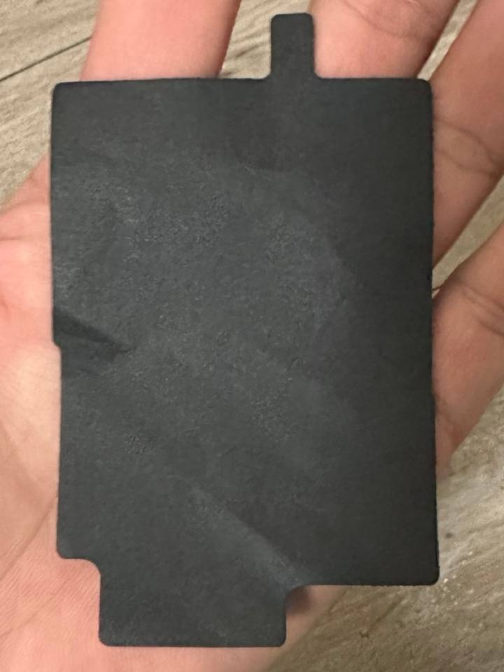 更新：有小伙伴说曝光的那个钢壳电池是iPhone 17 Pro的，下图里这个形状