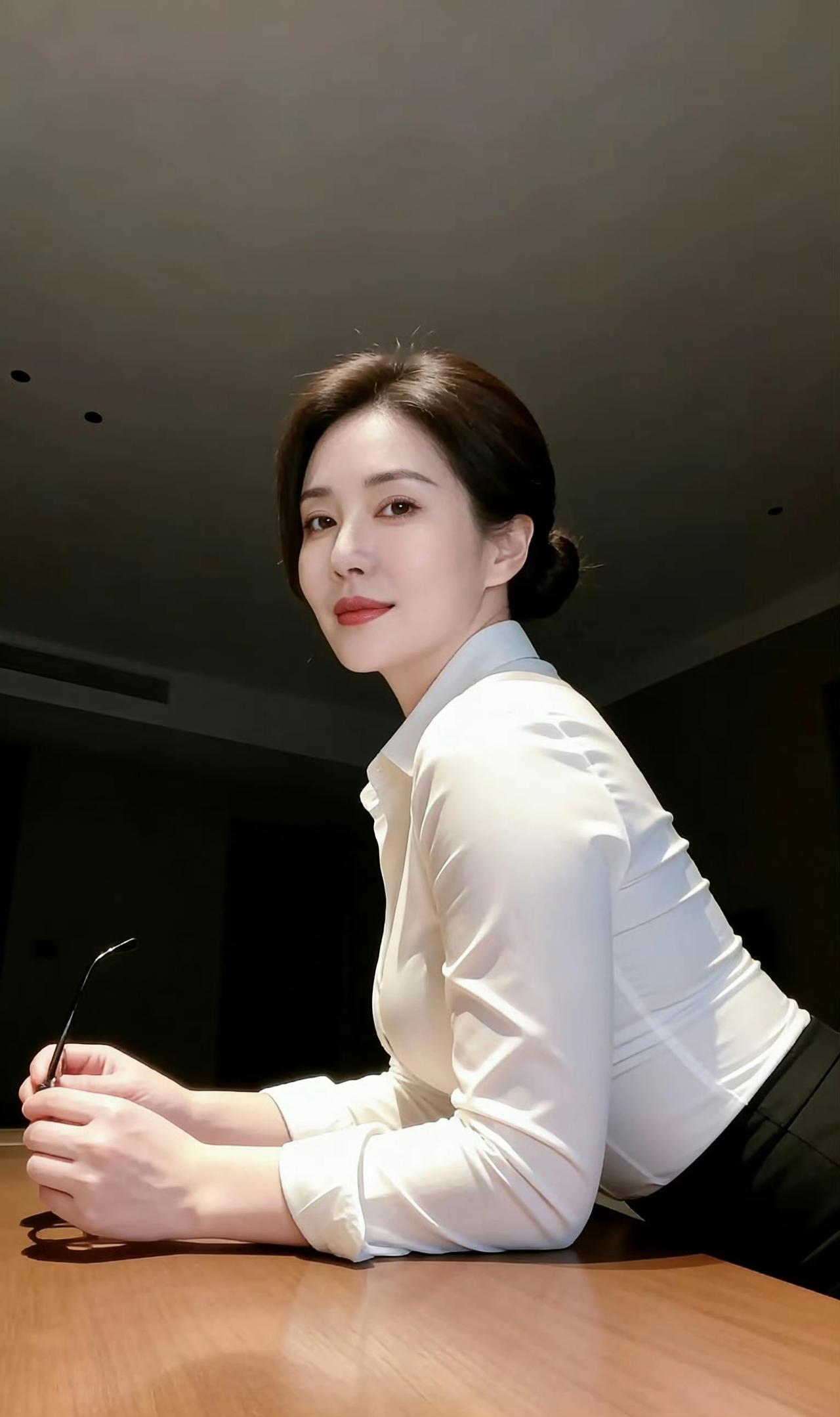 优雅白领，微笑面对，自信满满！