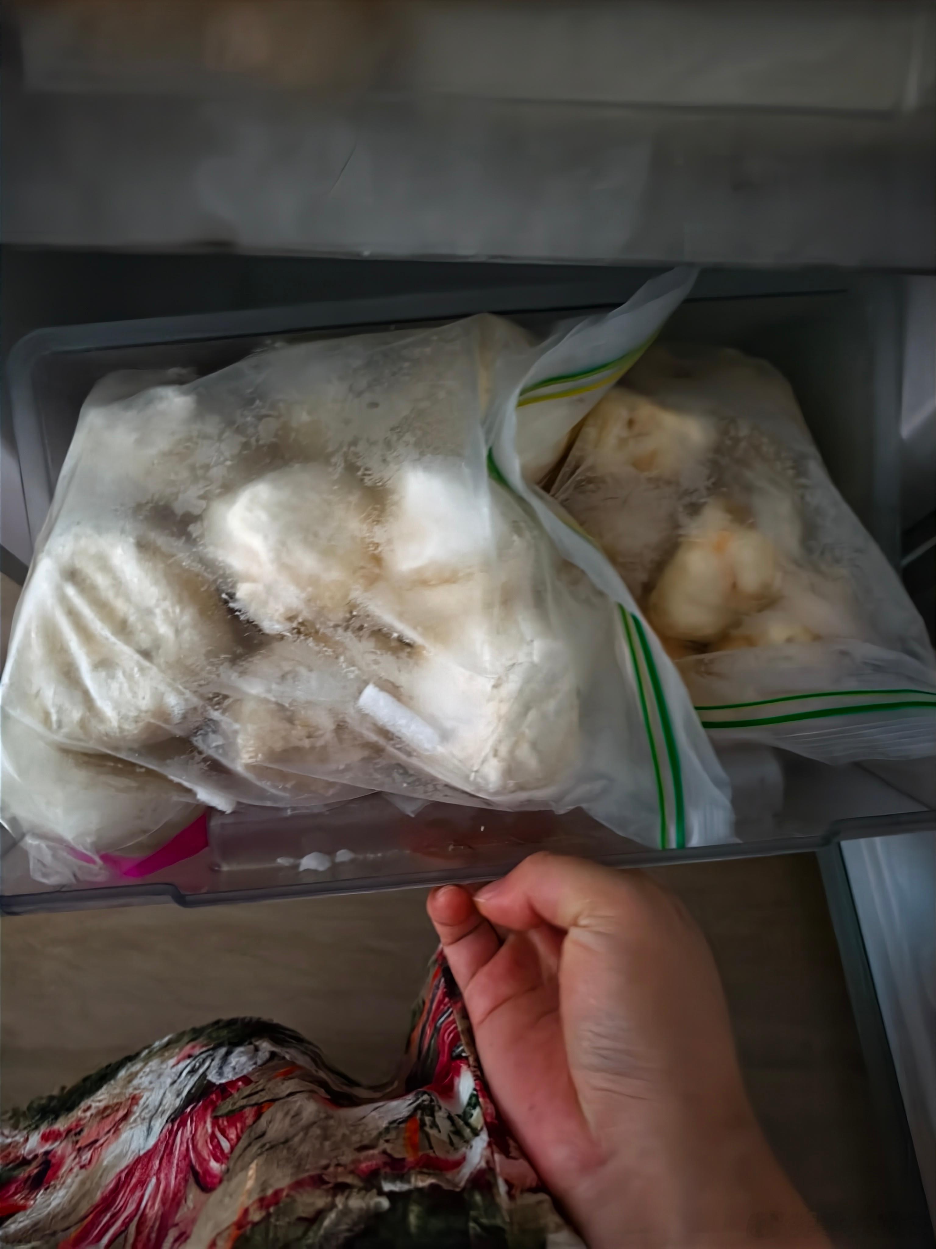 好无语，不是说台风去华东地区吗？五点多的时候我们这里突然暴雨我看了天气预报明明是