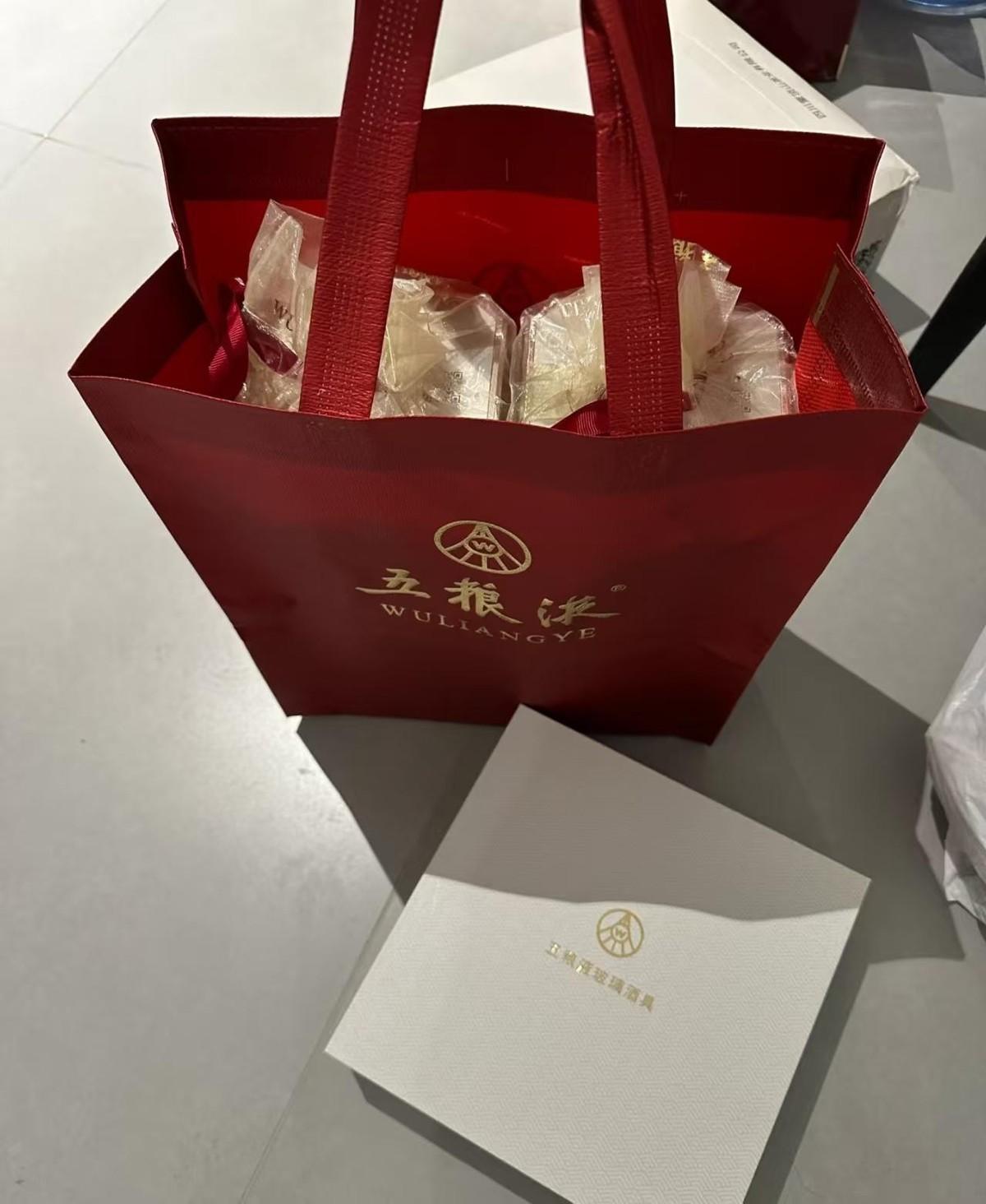 昨天给女儿过生日，老婆安排在一家菜馆。就在上洗手间时遇到了我领导，他也在隔壁包间