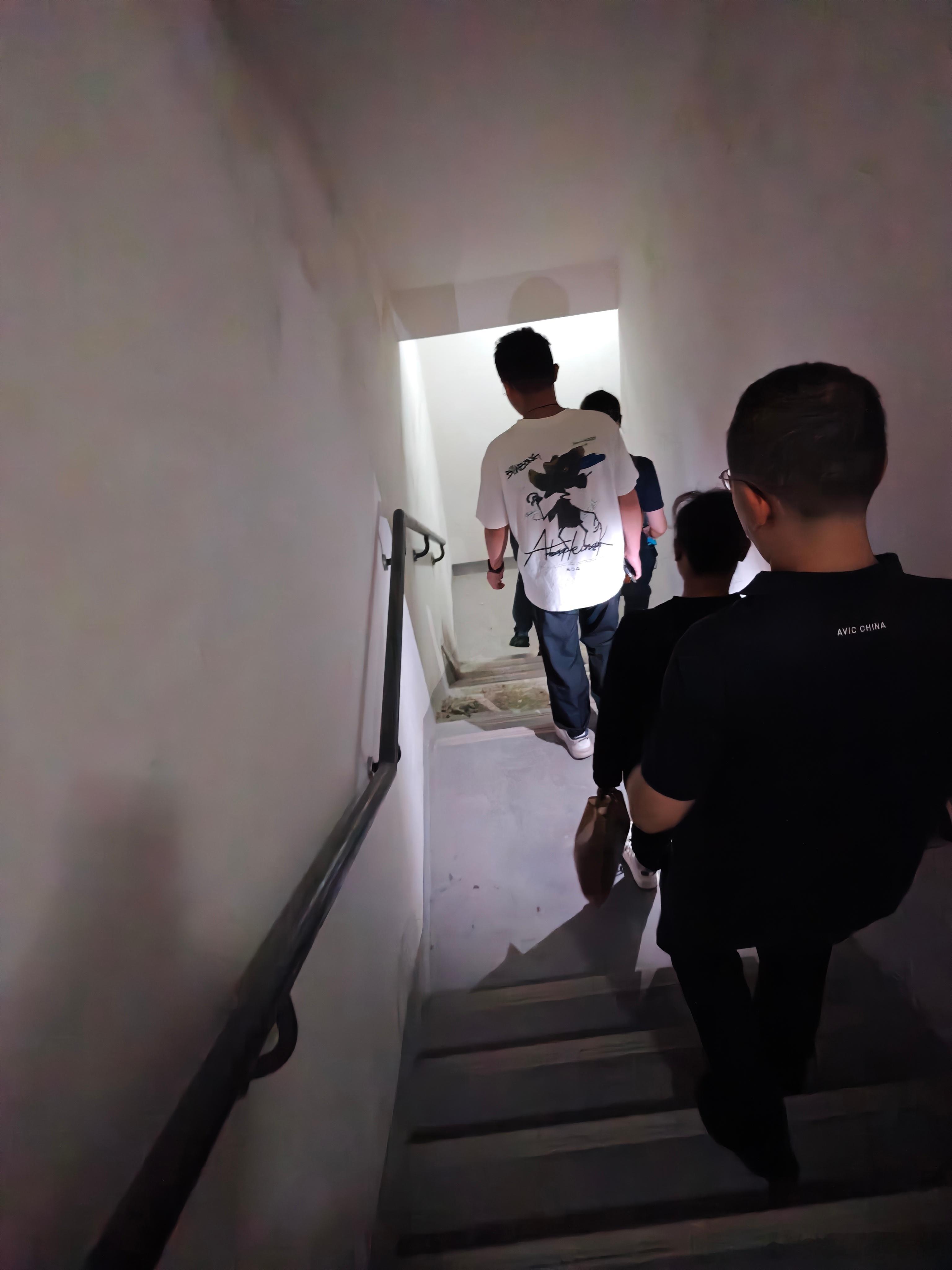 今早在成都，从酒店出门的时候，电梯全坏了，我约了车企老大9点见面，眼看拖不起，当
