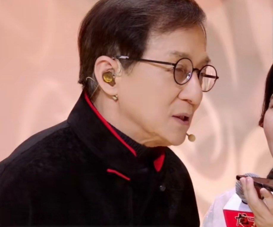 #成龙直播#成龙还是那么帅气，状态很好啊，有他的地方就有快乐。老戏骨就是讨人喜欢
