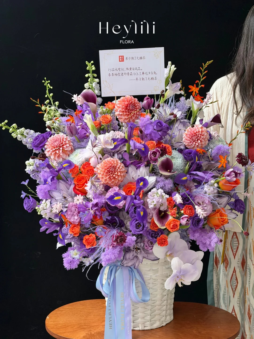 【多品牌送紫色花束为杨紫庆功】举办白玉兰视后庆功宴，网友统计多品牌为杨紫送来紫色