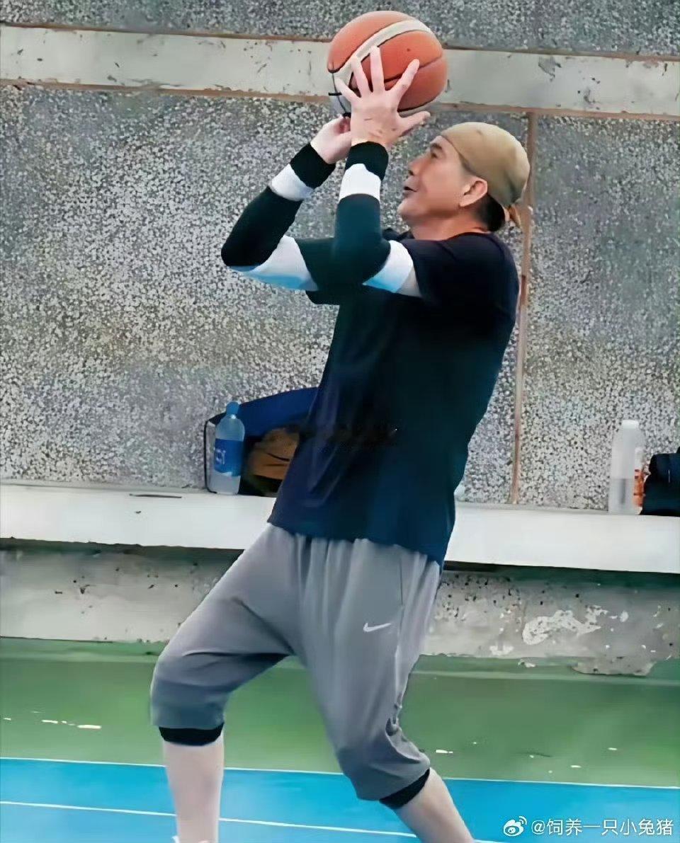 林青霞最爱的男人，老了后还是这么有魅力。