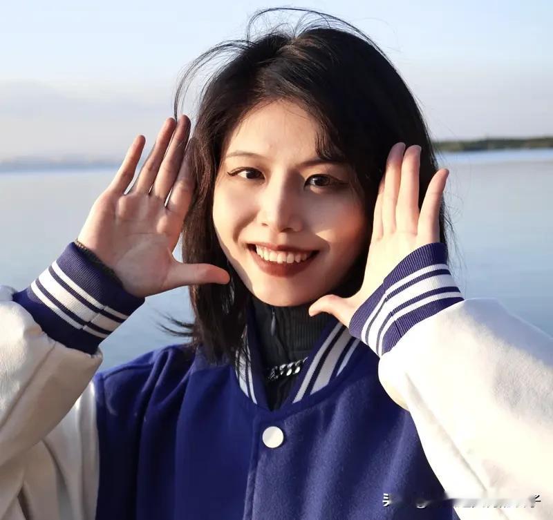 看到“街头偶遇佳人笑”这个上联，我脑海里瞬间就有下联啦——“巷尾重逢雅士吟”。