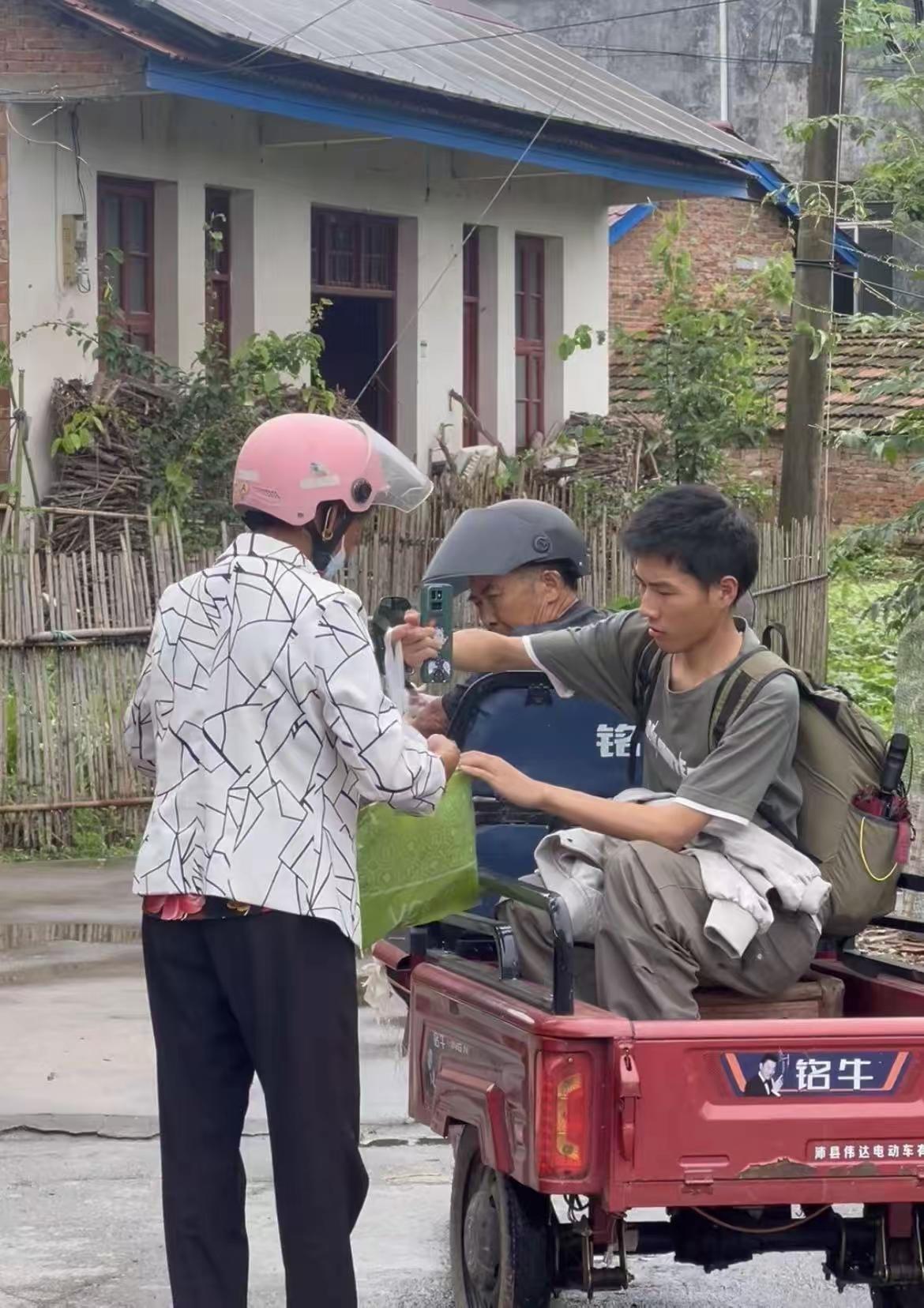 3岁妈走了，7岁爸走了。湖南常德18岁男孩左力，在伯伯家一住就是11年。刚高考完