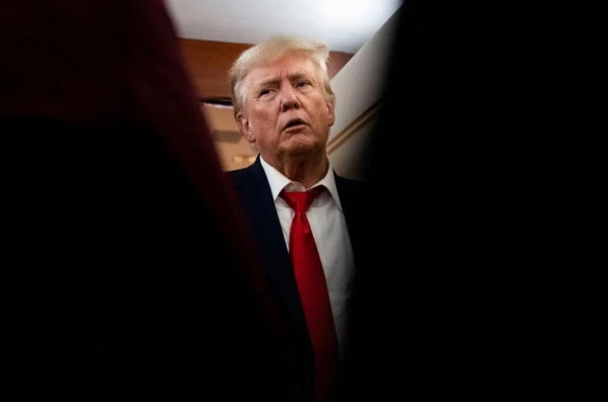 美国前总统特朗普之前在达沃斯论坛上又拿历史说事儿了。

他对着欧洲盟友硬摆姿态，