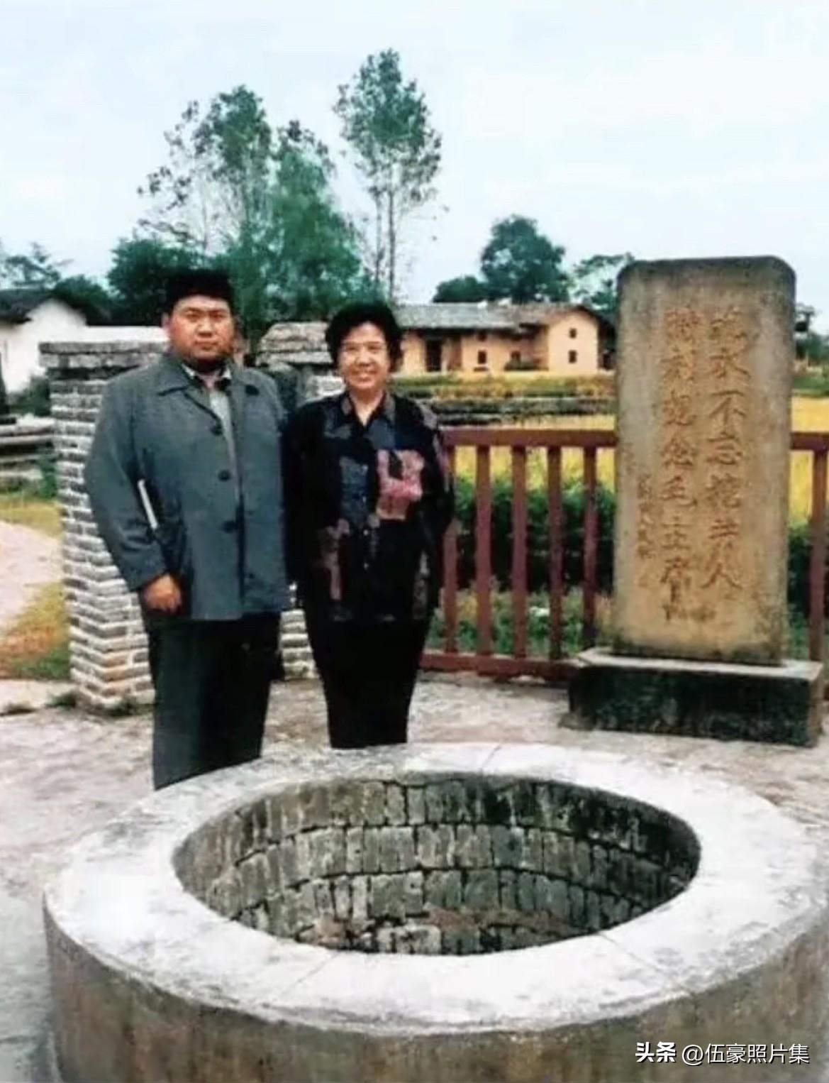 20世纪90年代，毛新宇与母亲邵华将军在江西瑞金沙洲坝“红井”前的合影，后方石碑