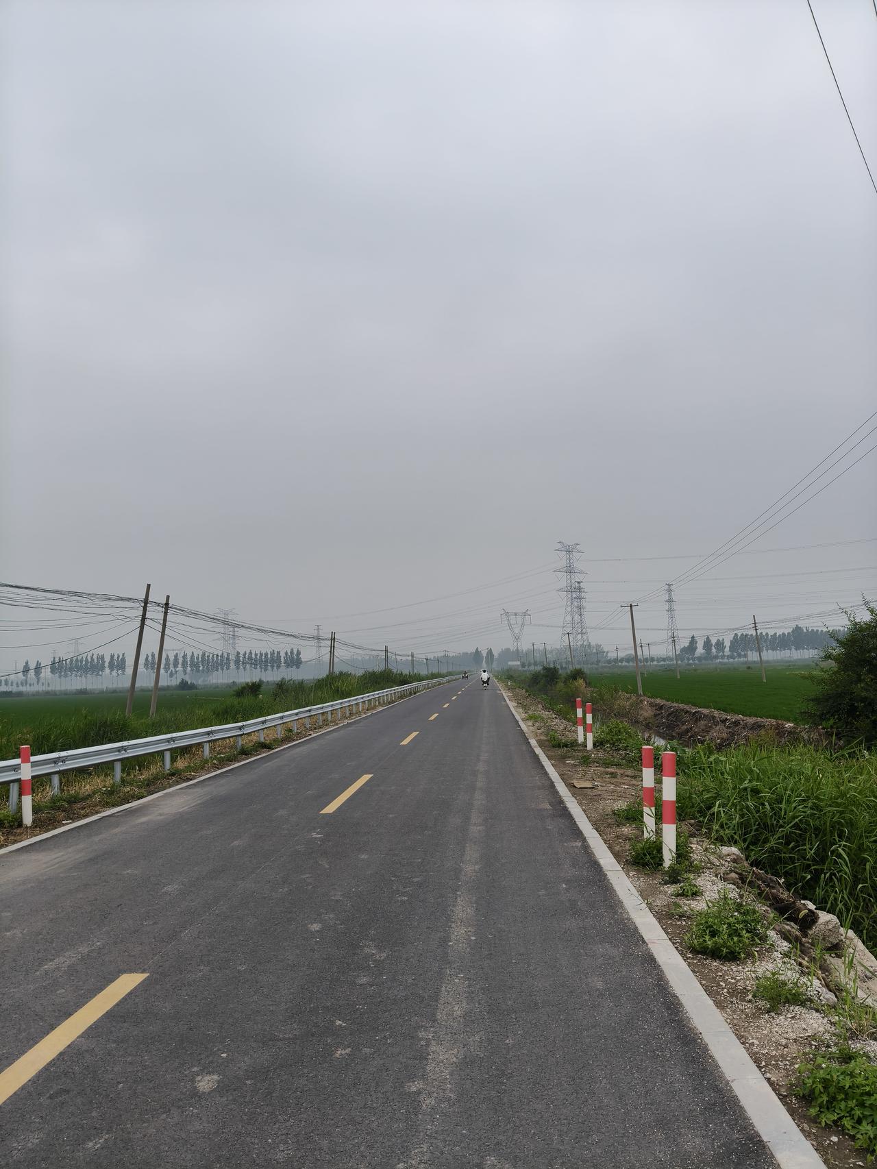 最近天津总是雷电暴风雨，几乎没怎么停过。今天天气有点闷热，特别闷，天空雾蒙蒙的，