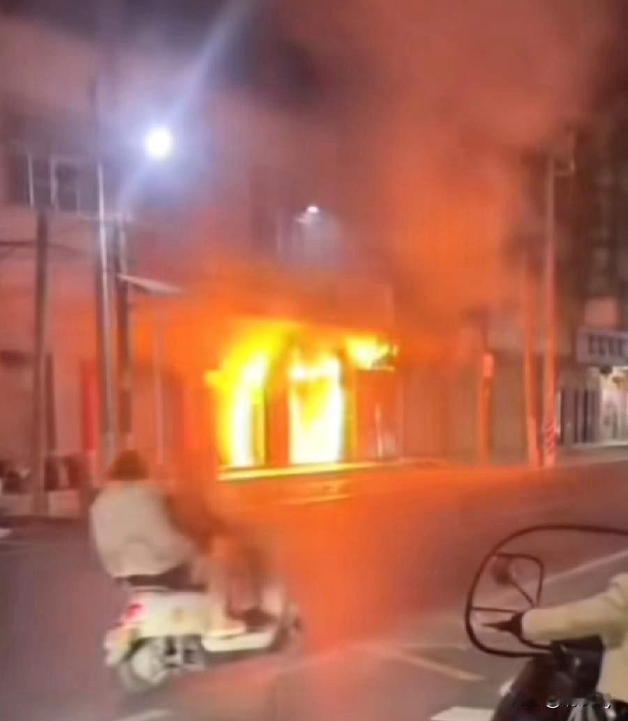 自建房一楼是商铺，楼上四层都是住宅，每个窗户都安上了防盗窗，这也是最致命的！
