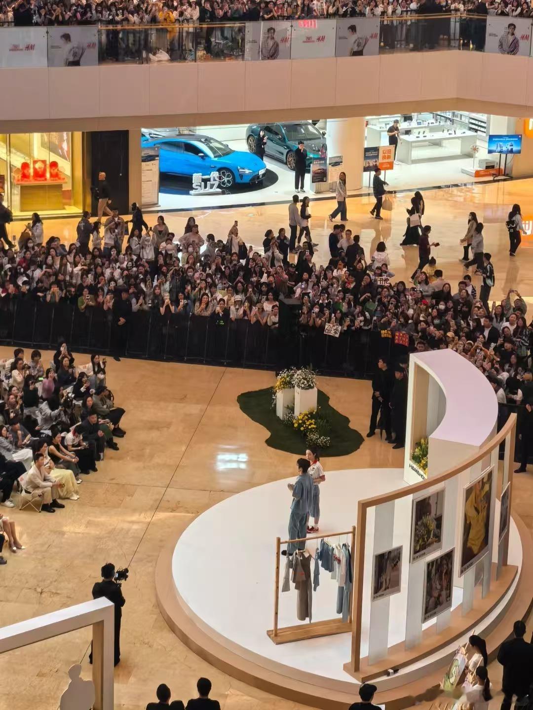 人人人侯明昊人人人侯明昊的兵里三层外三层 侯明昊现身即引爆全场，里三层外三层全是