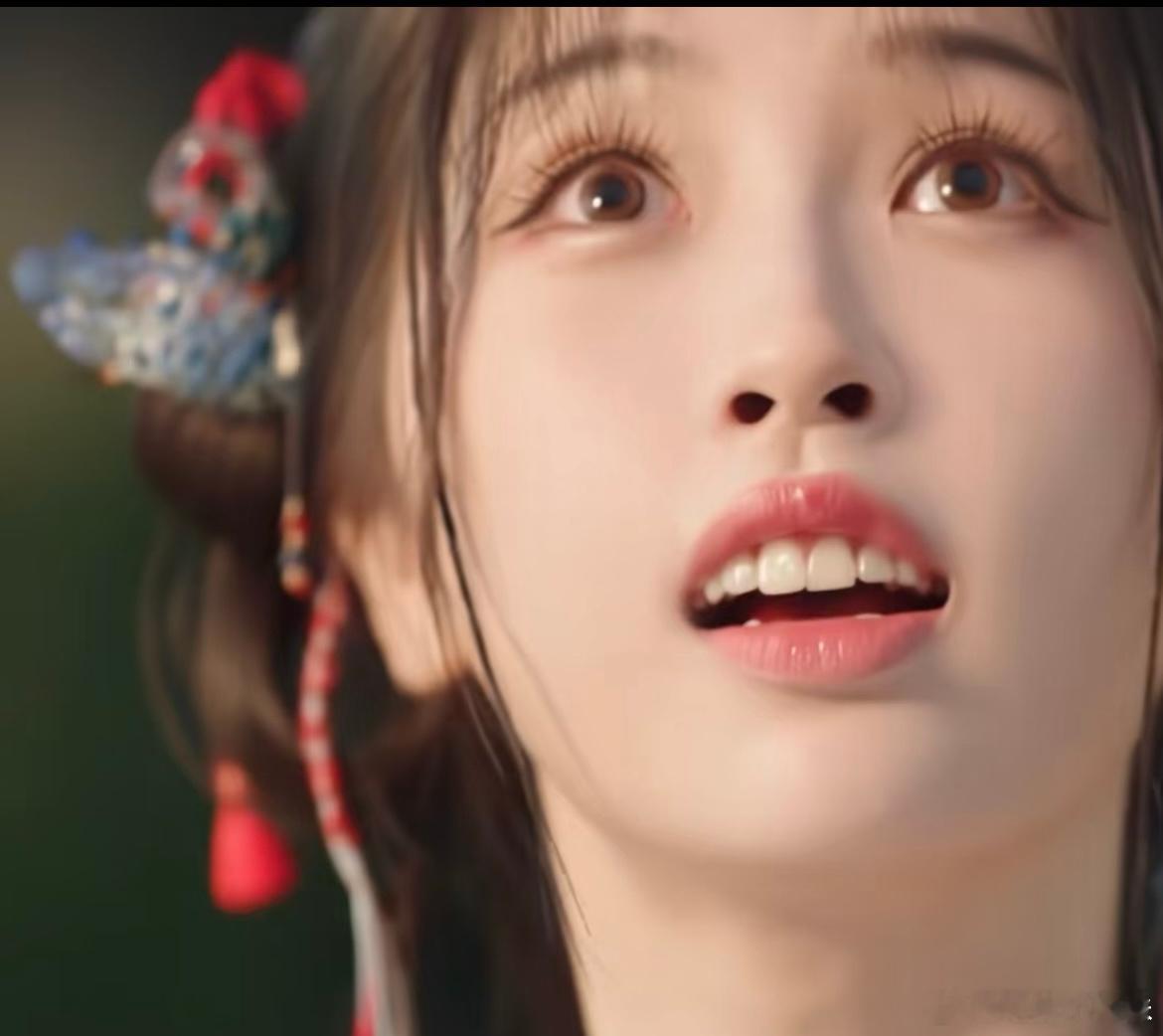 永夜星河里睫毛都贴的好自然，显得眼睛又大又亮，炯炯有神的。 ​​​