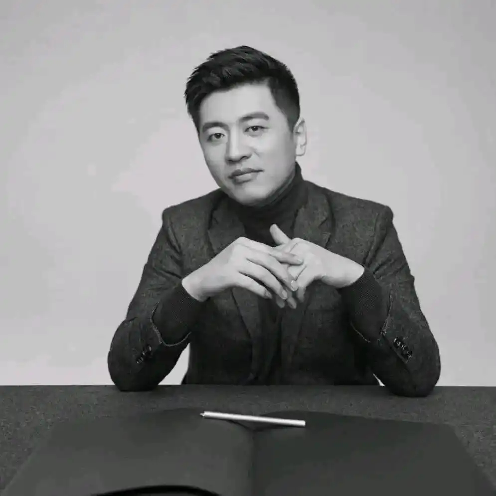 【张雪峰助理辟谣全网征集花圈:骗局!将报警】张雪峰追悼会征集花圈系骗局据新民晚报