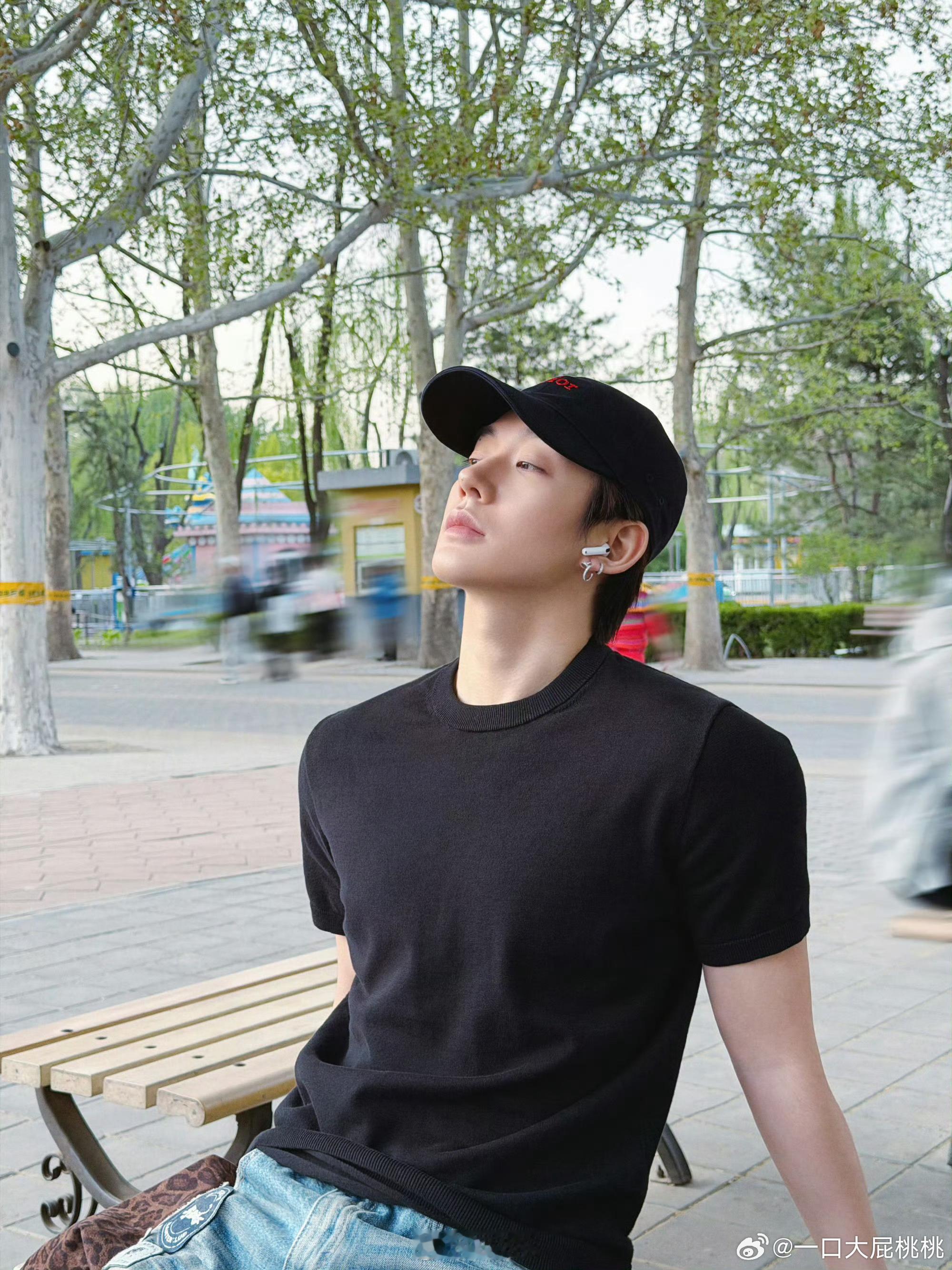 Dior 棒球帽+黑T，今天是潮为！ 