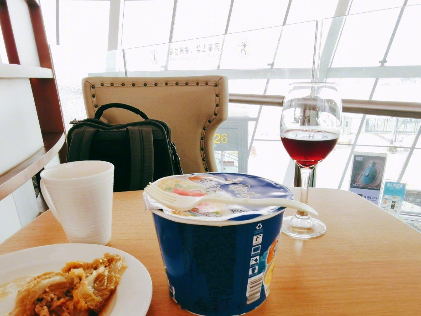 #记录旅行# 航班晚点，速食面配红酒[允悲][二哈]#巡游北京##城市巡游记# 