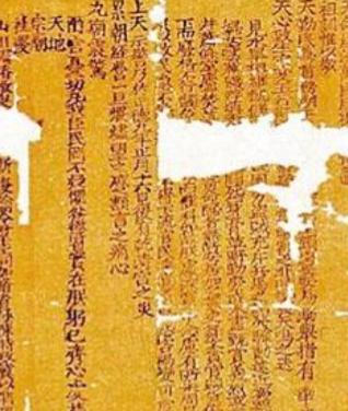 《轮台罪己诏》
征和四年的长安，秋意已深，未央宫的飞檐在萧瑟的寒风中显得格外肃穆