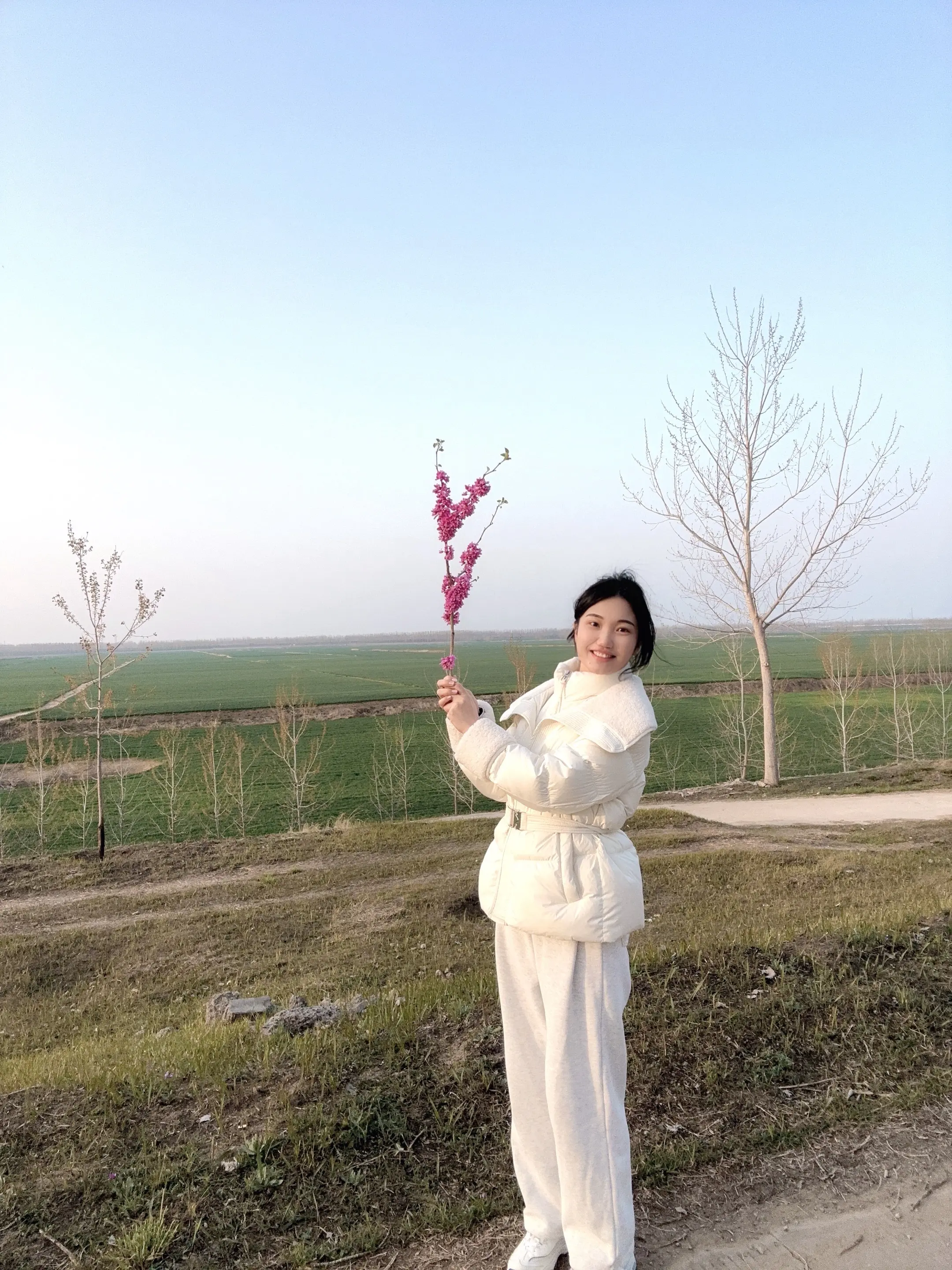 后面好像有我种过的地。我爱我的家乡，在希望的田野上，谷物年年有收获，人...