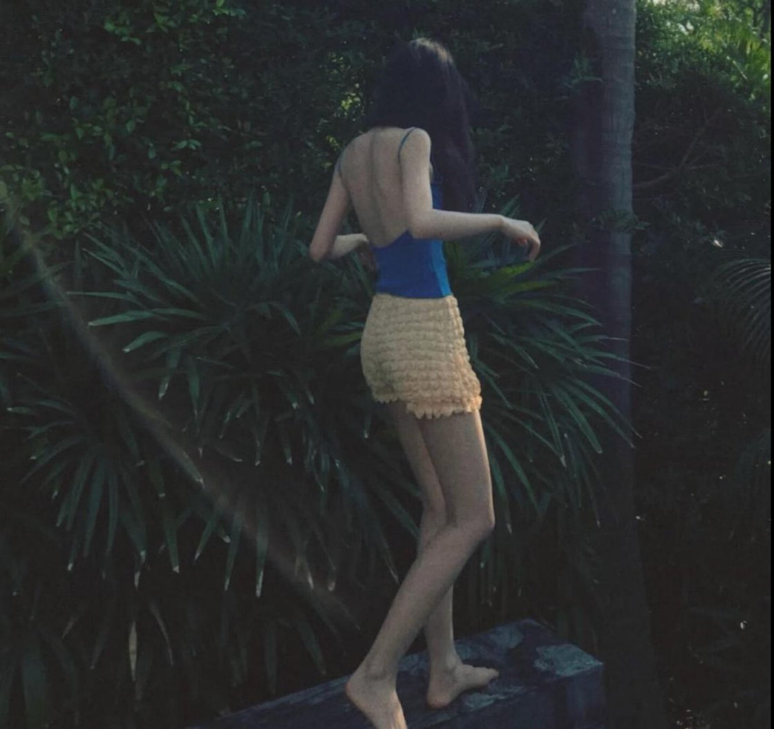 鞠婧祎这腿真长 