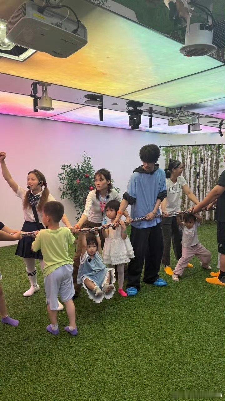偶遇余承恩井迪合体带果果我家那闺女 俩果果见面也太有爱了，余承恩和井迪在旁边看着