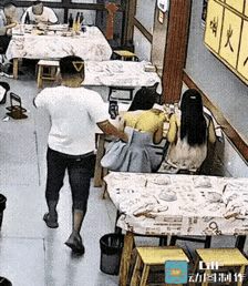 这男子灌了点酒就不知道自己姓啥了，竟然从背后摸女孩头，简直就是骚扰。对此，遭到女