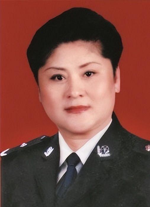 1988年，郑州火车站一姑娘被两名大汉强行塞入出租车内，就在车子一个急刹车时，姑