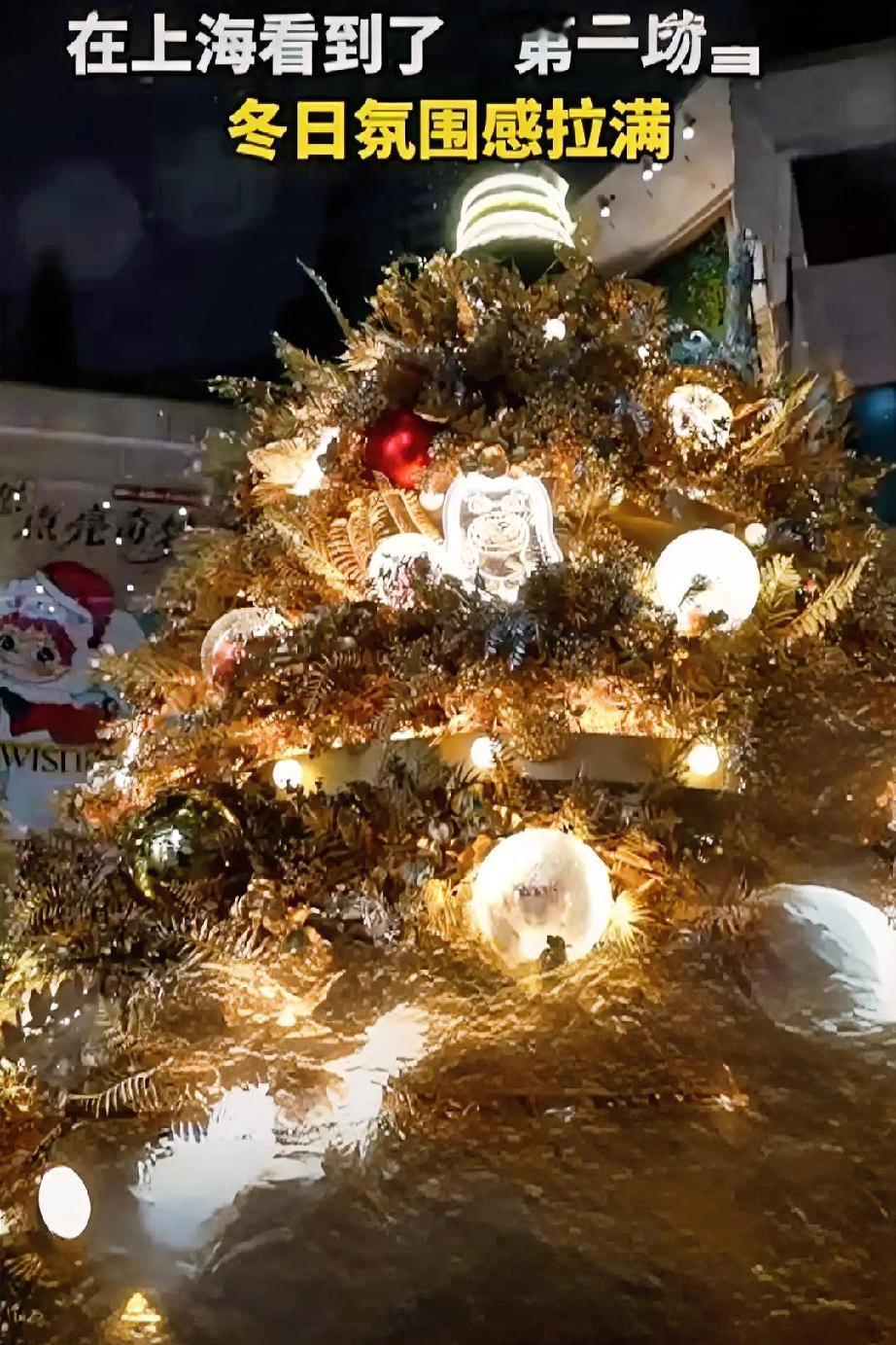 人造雪落上海街，南方人的冬日浪漫从不含糊
 
当北方的雪早已铺满街巷，上海的冬日