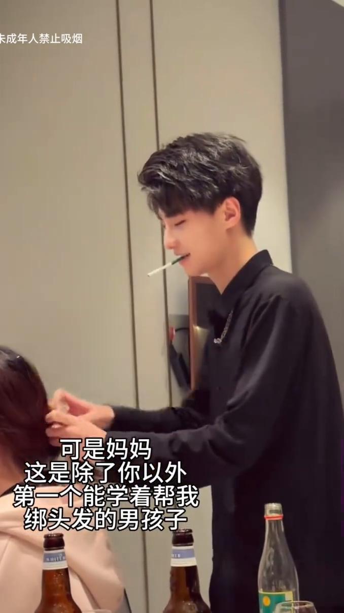 可是妈妈，这是除了你以外第一个能学着帮我绑头发的男孩子。
