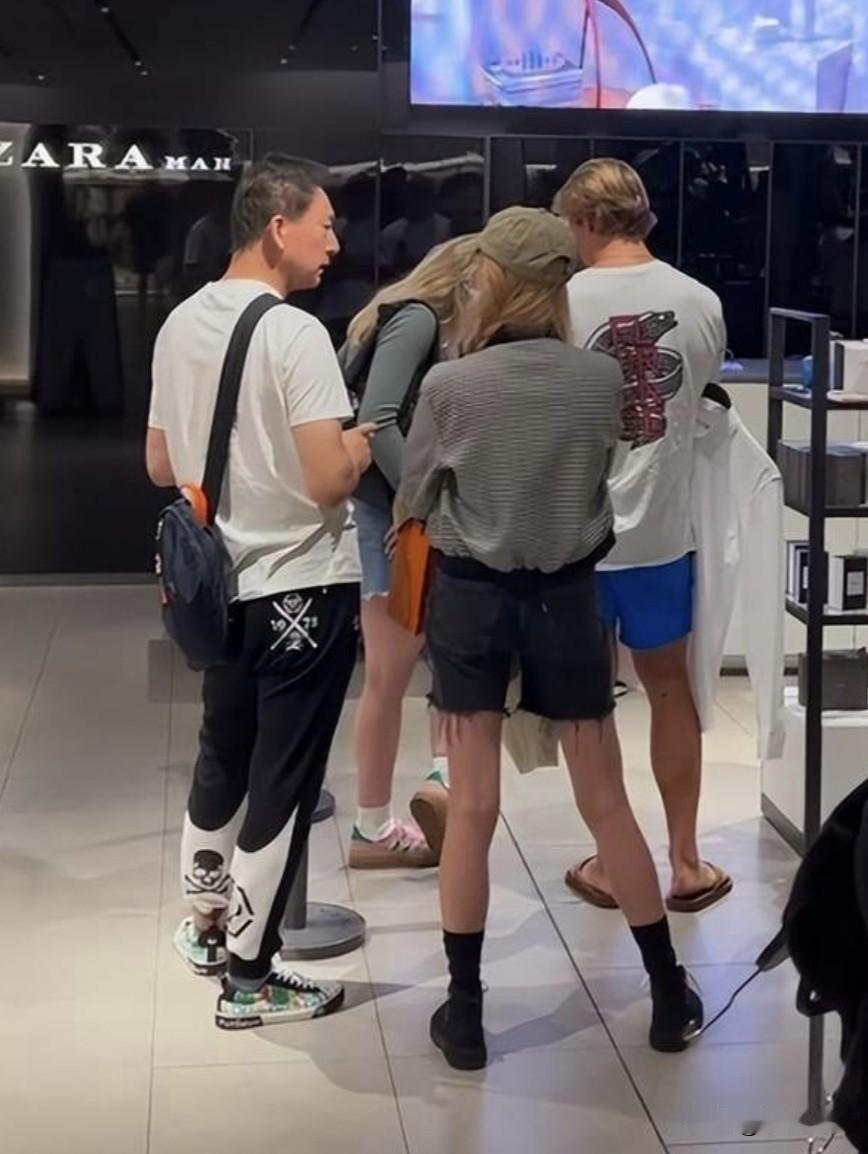 明星也是人，也该有自己的生活。
有人在洛杉矶拍到她推着购物车带着孩子去商场买打折