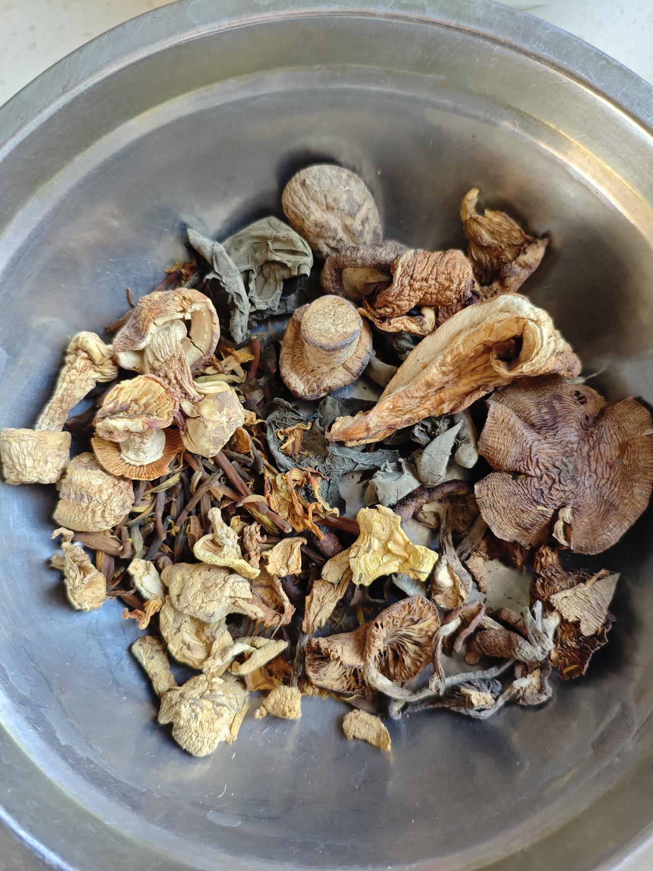 过年好，给大家伙儿拜年了！
今天中午准备做一个素什锦蘑菇打卤面，谁能说出来这有几