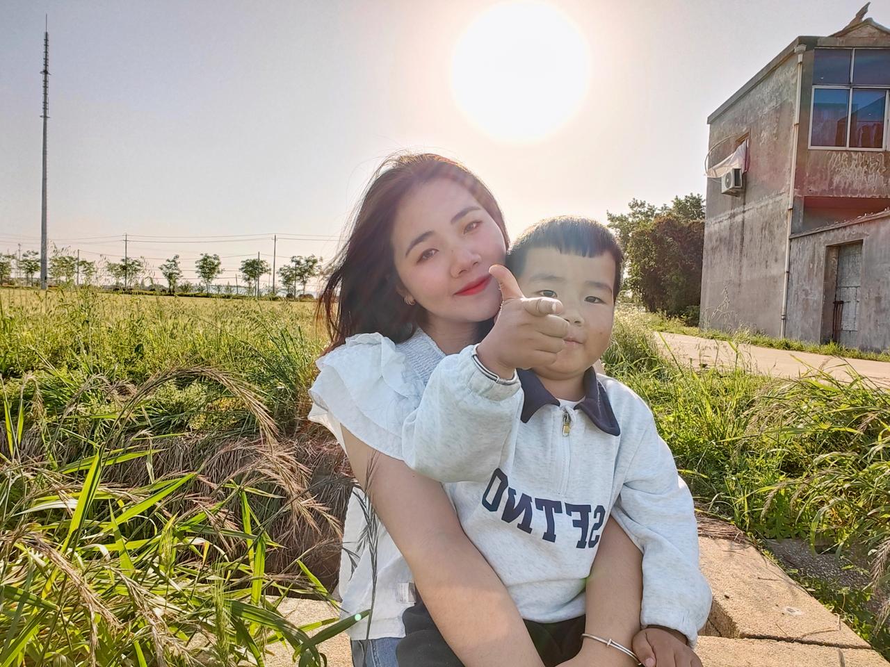 喜欢海，喜欢花，喜欢日出和日落，浪漫的年纪，别活的太无趣。