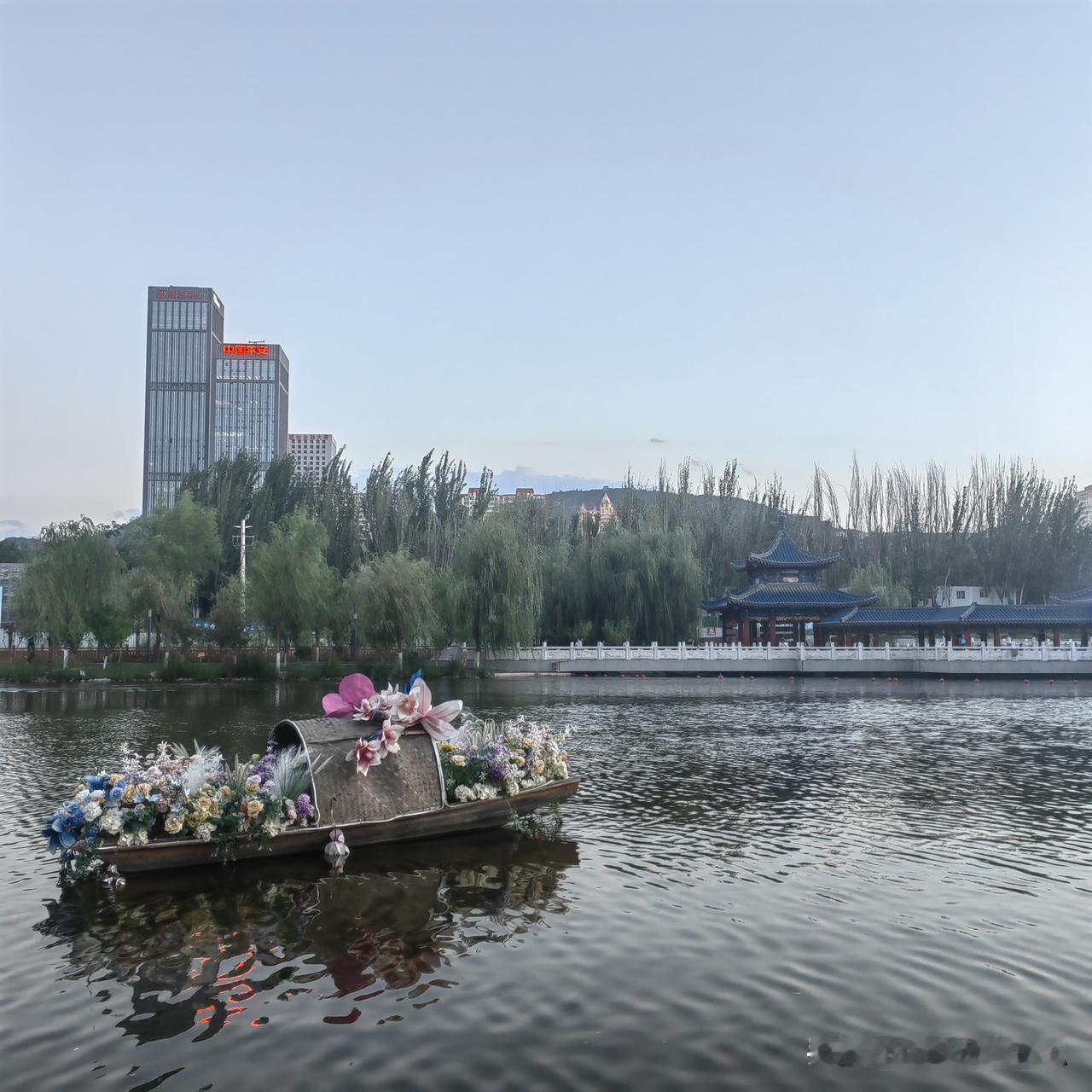 兰州雁滩公园真的是越来越洋气了，

池塘中间这小花船真的很美，

现在公园里是咖