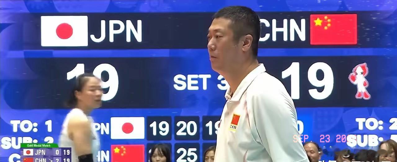日本女排万万没想到！
中国女排主教练赵勇在第三局2：10叫光暂停后，做了三个意想