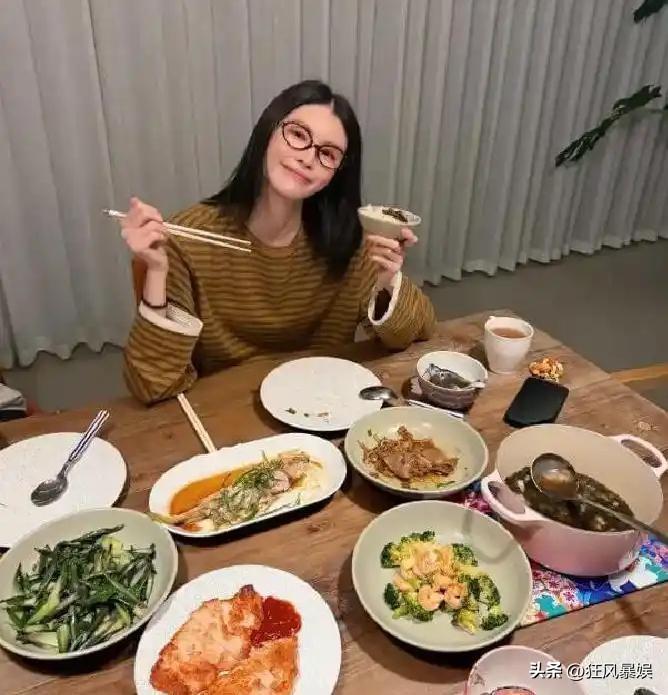 何穗晒老公做的五菜一汤：这桌饭，比名牌包更动人

何穗晒出老公做的五菜一汤，还摆