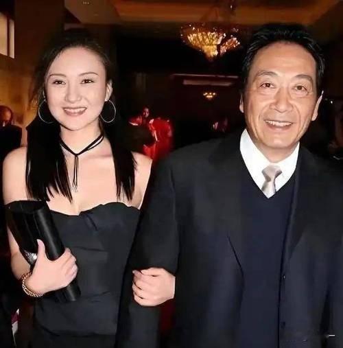 王奎荣的可怜相！一个白发苍苍的80岁老人与年龄相差38岁的妻子在一起12年，这本