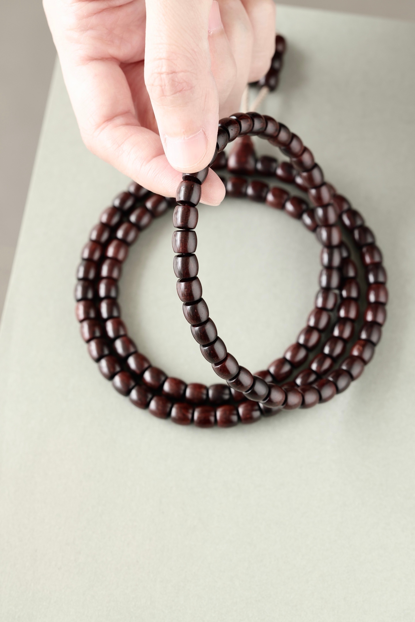 黄花梨 | 7*7mm 桶珠手链取材老料紫油梨，木色沉郁如墨，纹理细密如织，荧光