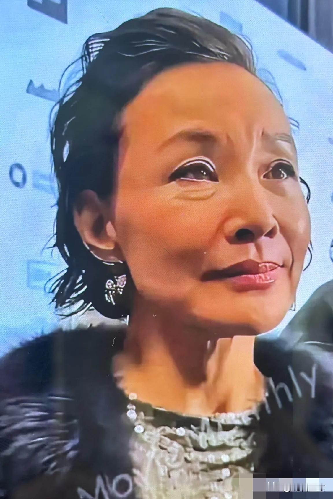 陈冲19岁那年，在纽约校医室，把衣服全脱了。一个30多岁的白人男医生，说要做全身