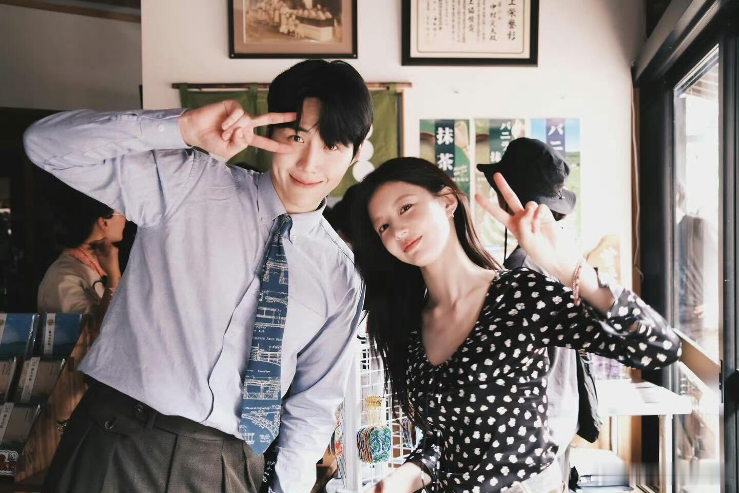 金宣虎又开始在我手机里笑了金宣虎从背后紧紧抱住女主还在笑，这画面甜到齁，直接沦陷