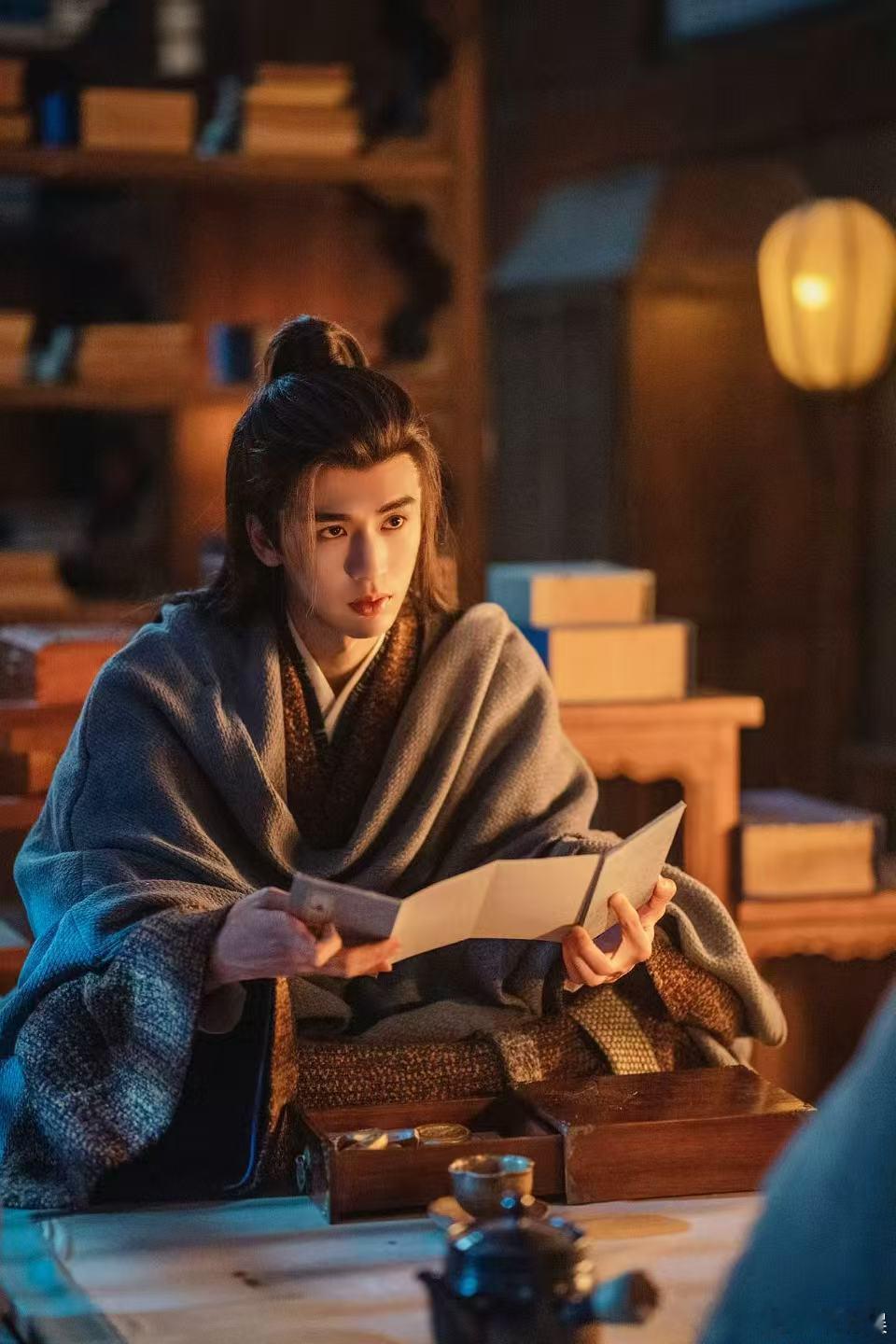 武安侯静待破局武安侯眉凝风云 案前谋千里，起手定风云。帷幕舒卷，武安候眉凝风云，