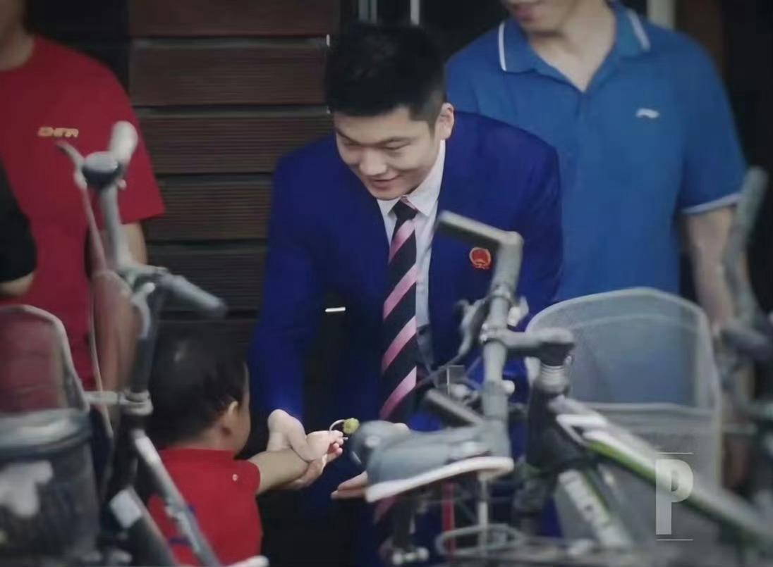 #樊振东与王皓儿子合照#东哥特别喜欢小孩子，比小朋友可爱的大朋友 ​​​