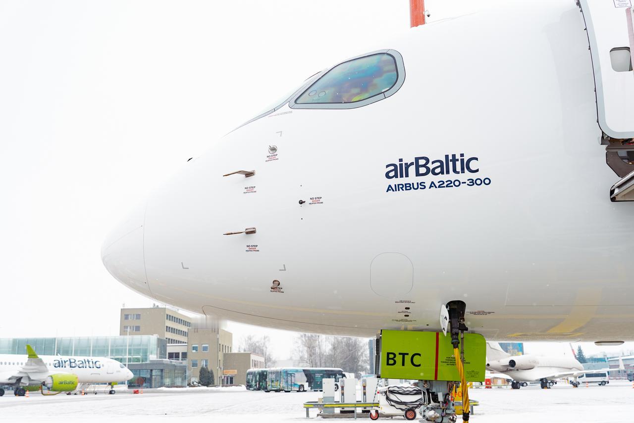 近日，波罗的海航空接收一架空客A220-300，该机尾部喷涂有该航司标志性的绿色