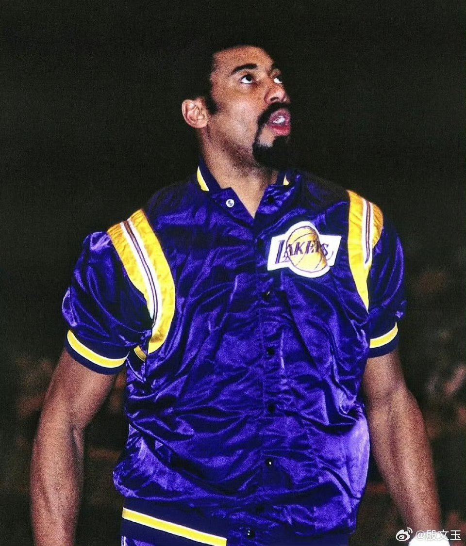 悲观者认为，东里詹已经打完了在湖人合体的最后一场比赛。乐观者认为，湖人对顿宝的开